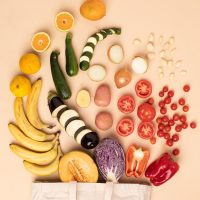 合规编辑翻阅公开资料核对版权归属，桌面铺着打印稿与彩色便签，窗外是灰蓝色天光，整体氛围严谨